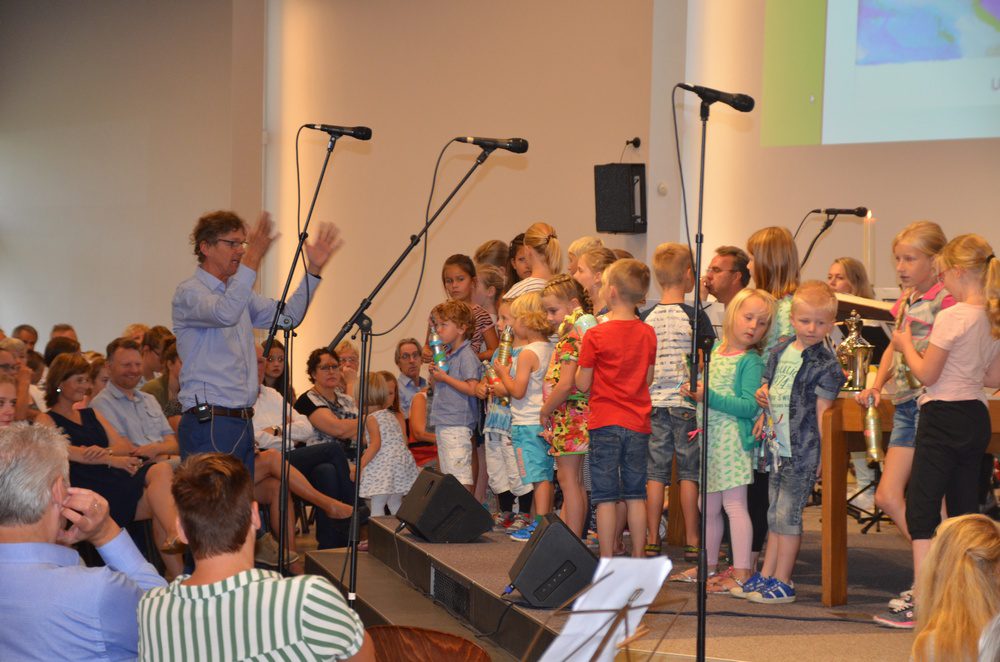 Kinderen op het podium in de Vredehorstkerk