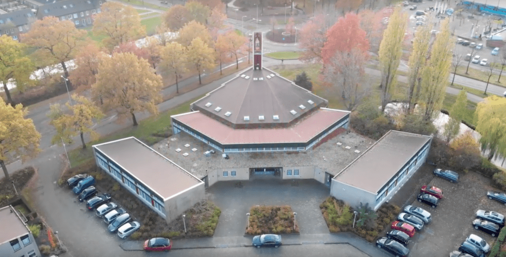 Luchtfoto van de Vredehorstkerk in Hoogeveen, locatie van de classisvergadering